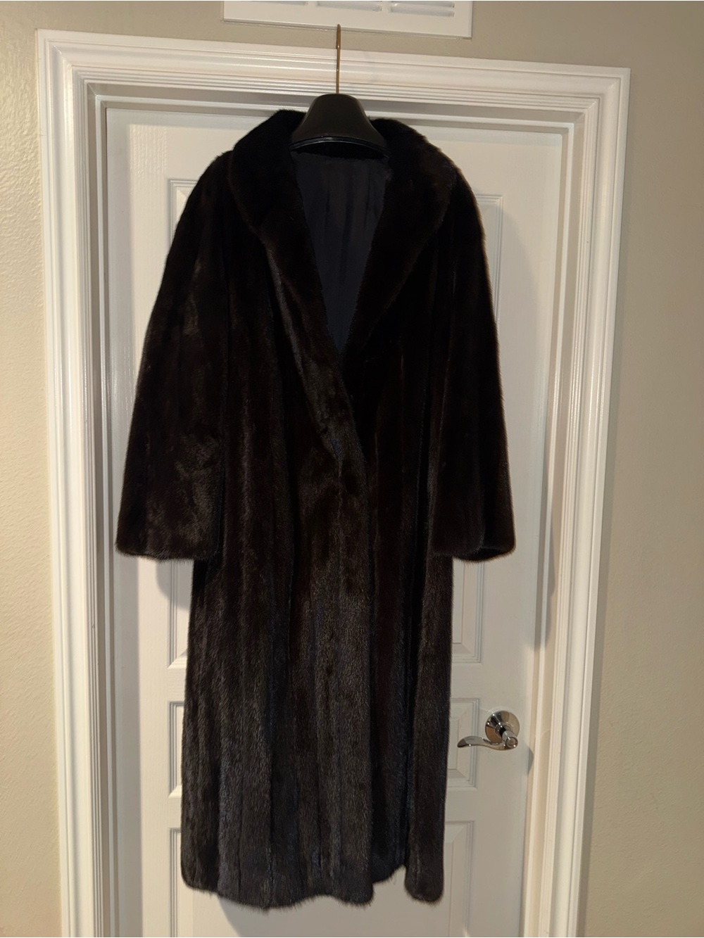 Elegant Long Black Mink Fur Coat for Women